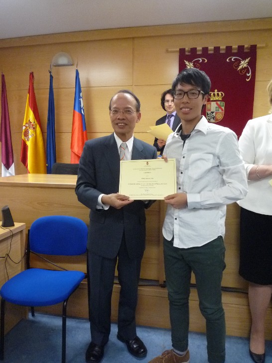 侯代表頒發學員修業證書合影