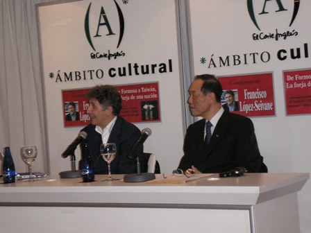 2009年3月4日「從福爾摩沙到台灣的新國度」演講會主講人西班牙旅遊作家Francico López-Seivane（左一）及引言人駐西處黃代表（右一）