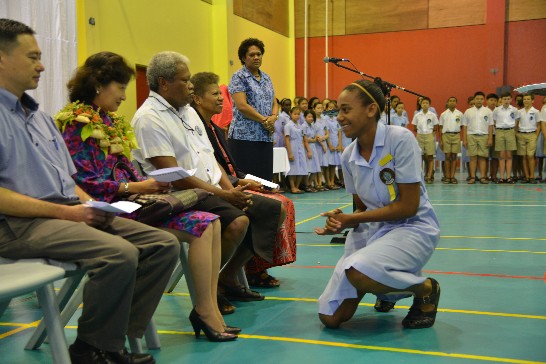 The student "cobo"(clap hands in hollow sound) after garlanding Ambassordor Jane Cheng - a iTaukei way of showing respect.