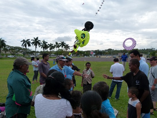 中華民國風箏推廣協會葉登貴老師在斐濟Vodafone Arena表演風箏及現場與斐濟民眾互動之情形