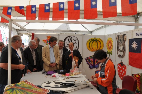 E.S. Michel Ching-long Lu visite le stand taiwanais