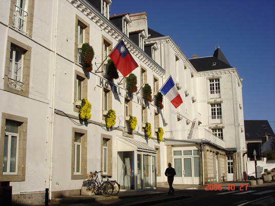 活動期間，市政府正門懸掛中華民國及法國兩國之國旗