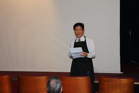 張大使特別換上圍裙開場致詞