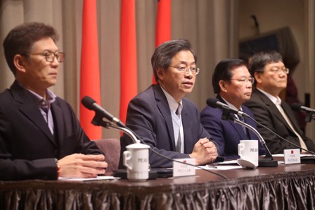 Le Premier ministre, Simon Chang (au centre)