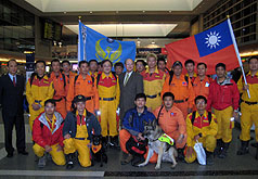 El grupo de rescatistas taiwaneses que asistieron en las labores de rescate en Haití hacen una parada en Los Ángeles antes de regresar a Taiwán. CNA 