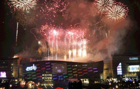Las principales ciudades de Taiwan realizaron coloridas actividades culturales en coordinación con el conteo final del año viejo, a la vez que prepararon impresionantes espectáculos de fuegos artificiales para recibir la llegada del año 2010. En la foto apreciamos al Dream Mall, gran centro comercial de la sureña ciudad de Kaohsiung, mostrando su fantástico derroche de luces y colores. (Foto de CNA) 