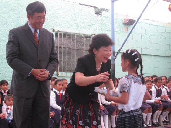 El Embajador Sun y Señora otorgan reconocimientos a las alumnas sobresalientes.