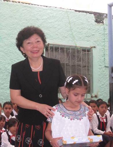 El Embajador Sun y Señora otorgan reconocimientos a las alumnas sobresalientes.