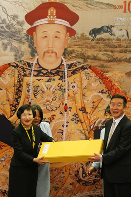 La directora del Museo Nacional del Palacio (MNP) de Taipei, Chou Kung-shin (izquierda), y el director del Museo del Palacio de Beijing, Zheng Xinmiao (derecha), se comprometen a seguir promoviendo los intercambios entre los dos museos en el curso de una rueda de prensa sobre la exposición titulada 'Armonía e Integridad: El Emperador Yongzheng y su Época', celebrada en Taipei el martes 6. La mencionada exposición tendrá lugar del 7 de octubre al 10 de enero del próximo año en los salones de exhibición del MNP.