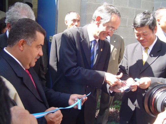 El corte de cinta: El Presidente Colom y el Embajador de Taiwan, Adolfo Sun.