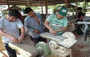 El ingeniero Chang enseñó la técnica del cultivo de tomates.