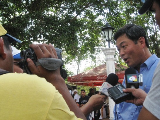 PERIODISTAS ENTREVISTAN A EMBAJADOR DE TAIWAN