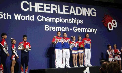 El equipo Chinos-Taipei ganó una medalla de oro y una de bronce en el recién concluido Quinto Campeonato Mundial de Animación, que se realizó en la norteña ciudad alemana de Bremen, los días 28 y 29 del mes pasado. La escuadra taiwanesa ganó la codiciada medalla de oro en la competencia de habilidades de animación mixtas de cinco personas, con una actuación coreografiada vibrante y encantadora. Sin embargo, en la competencia mixta para 16 personas, un miembro del equipo sufrió un accidente en la ronda preliminar. A pesar de ello, logró quedar en tercer lugar dentro de esta categoría. En la gráfica observamos al quinteto taiwanés al momento de recibir la medalla de oro en el evento internacional. (Foto de CNA) 
