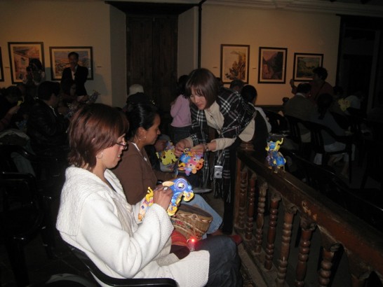 Armando los faroles ofrecidos por la Embajada de Taiwan