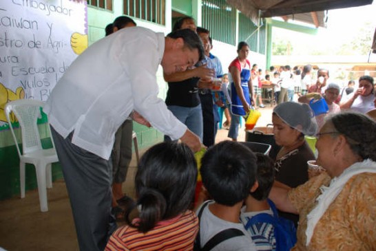 El Embajador Sun sirvió jugo de papaya a los niños.