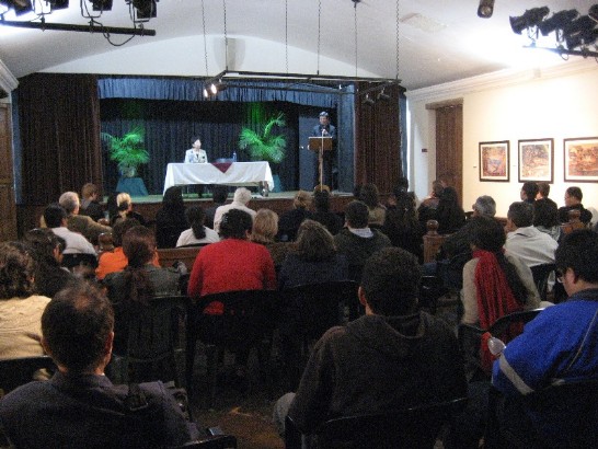 El Embajador Adolfo Sun y su señora la Dra. Julia Sun, así como el público, intercambiaron opiniones acerca de la película y las tradiciones del año nuevo lunar.