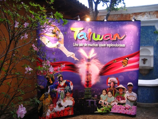 Entrada de El Sitio en la noche de inauguración