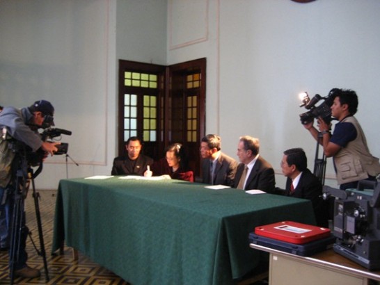 Firma del acta de donación/recepción de las 231 películas de 16mm y sus dos proyectores.