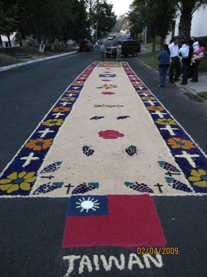 Alfombra realizada en el frente de la residencia de la Embajada de la Republica de China (Taiwan)