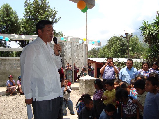 El día 30 de abril, el Sr. Adolfo Sun, Embajador de la República de China (Taiwán) fue invitado a la Escuela Oficial Rural Mixta “Cantón la Cumbre”, en la Aldea Cerro de Oro, Santiago Atitlán, Sololá.  Durante su visita a este lugar, se comprometió a colaborar en la finalización de la construcción de dos aulas, las cuales comenzaron a construirse desde hace dos años, con el objetivo de que los estudiantes tengan un lugar adecuado para su aprendizaje.