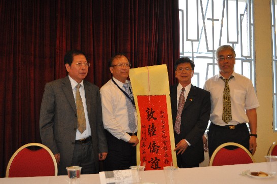 El Dr. Wu, Ying-Yih, Ministro de la Comisión de Asuntos de Ultramar hace entrega a la organización china de Ultramar de un cartel de “Buena voluntad para los amigos de Ultramar”.