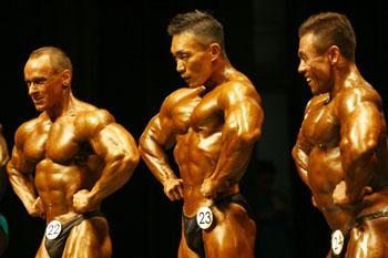 Huang Chien-chih de Taiwán (centro) posa para los jueces, junto con Igor Kois de Eslovaquia (izquierda) y Koji Godo de Japón en el 2009.