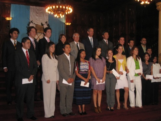 El Excmo. Presidente Alvaro Colom Caballeros y el Excmo. Embajador Adolfo Sun tomaron fotos con los becarios.
