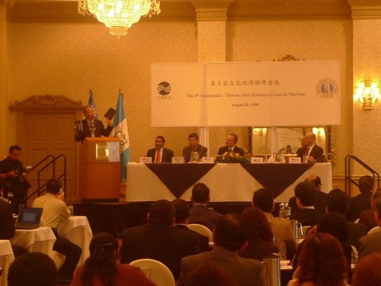 Presidente de CIECA, Wang Chung-Yo, presentó el EduBook, un invento de bajo costo de Taiwan.