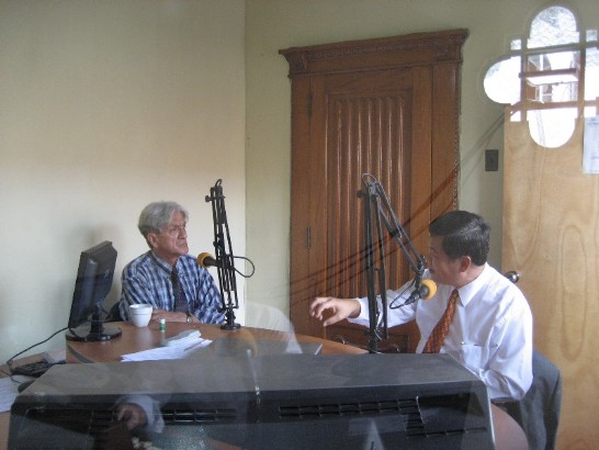 El presentador Licdo. Marcial Mendez y el Embajador Adolfo Sun