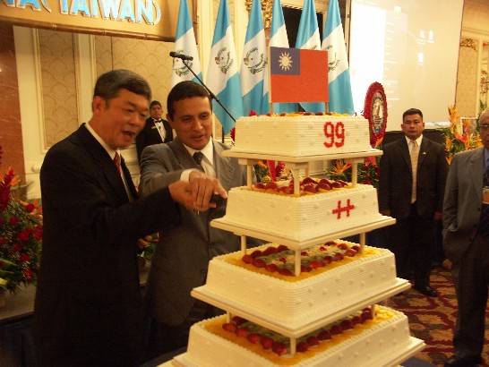 中華民國駐瓜地馬拉大使館8日（當地時間）在瓜京皇道大飯店舉行國慶酒會，由駐瓜大使孫大成與瓜國外交部次長莫拉萊斯（Carlos RaulMorales）共同主持。