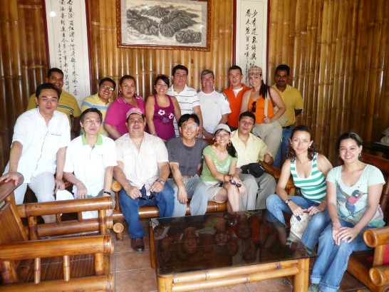 駐館及駐團同仁與國會禮賓處同仁於竹屋內合影。