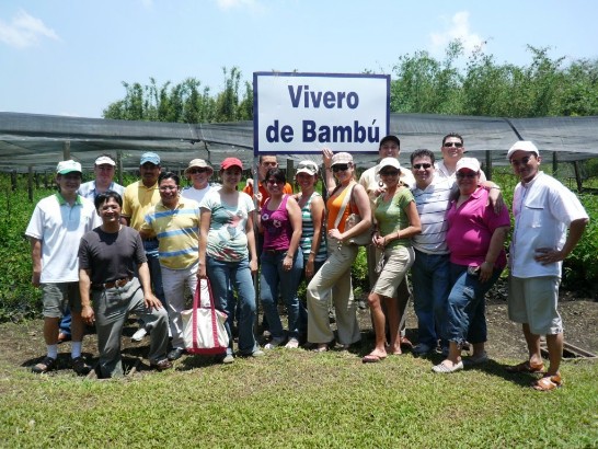 駐館及駐團同仁與國會禮賓處同仁於竹苗園外合影。