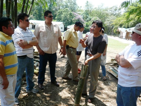 林副團長向訪賓說明竹家具製作過程。