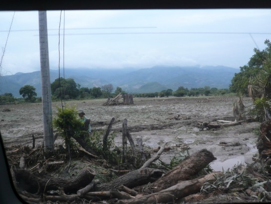 本（99）年5月29日至30日瓜國遭受到本年度第一起熱帶暴風亞加達(Agatha)之侵襲，造成瓜國全國22省中之21省均受到該風災之肆虐，到處河水暴漲、橋樑斷裂、房屋遭沖刷損毀、土石流、泥沙淤積、甚至在瓜京市區造成一個直徑30餘公尺長，深60餘公尺之大坑洞，全國迄今已傳出170餘人死亡，數萬人無家可歸，其災情較2005年之Stan風災及1998年之Mitch風災更為嚴重。