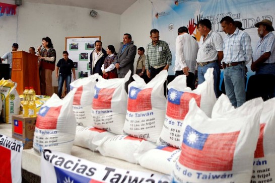 全球氣候變遷在世界各地普遍造成旱象或水災，臺灣和瓜地馬拉也不例外，但是兩國總是在對方發生嚴重天災的時候，不吝給予溫暖。去年臺灣遭逢88水災後，瓜國副總統艾斯巴達就到臺灣向災區民眾表達瓜國人民和政府的慰問，而瓜國在今年5月27日及29日也分別遭受巴卡雅火山猛烈爆發及亞加達暴風雨之肆虐，短短三天內這兩大天災共造成176人死亡，以及超過10萬的災民，尤其廣大的災民才剛剛經歷了超過一年的旱象，但是不論旱災或水災，農作物都失去了生機，聯合國警告超過200萬的民眾面臨飢餓的威脅。