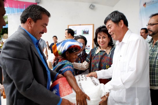 全球氣候變遷在世界各地普遍造成旱象或水災，臺灣和瓜地馬拉也不例外，但是兩國總是在對方發生嚴重天災的時候，不吝給予溫暖。去年臺灣遭逢88水災後，瓜國副總統艾斯巴達就到臺灣向災區民眾表達瓜國人民和政府的慰問，而瓜國在今年5月27日及29日也分別遭受巴卡雅火山猛烈爆發及亞加達暴風雨之肆虐，短短三天內這兩大天災共造成176人死亡，以及超過10萬的災民，尤其廣大的災民才剛剛經歷了超過一年的旱象，但是不論旱災或水災，農作物都失去了生機，聯合國警告超過200萬的民眾面臨飢餓的威脅。