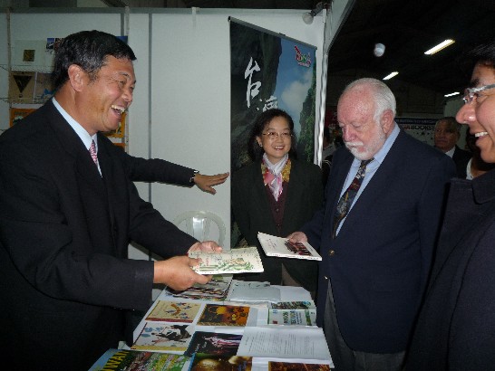 「第七屆瓜地馬拉國際書展」(VII Feria Internacional del Libro/ Guatemala, FILGUA)於7月16日正式展開，為期十天，15日晚在瓜京「工業公園」(Parque de la Industria) 舉行場面盛大的開幕典禮.