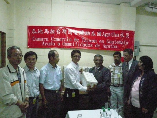 本（99）年5月29日至30日瓜國受到亞加達(Agatha)風災之侵襲，造成瓜國全國各地災情慘重，瓜京亦無法倖免。6月7日瓜京國會議員Javier Hernandez率瓜京8個區之居民代表前來拜會駐館孫大使，尋求駐館對受災戶之援助。