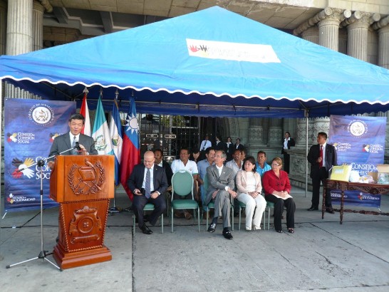 駐瓜地馬拉孫大使大成於本(99)年6月23日代表我政府捐贈瓜國政府15輛四輪傳動車改裝之鄉間救護車及2貨櫃醫療耗材，並由瓜國總統柯隆(Alvaro Colom)及第一夫人珊德菈女士(Sandra Torres de Colom)共同代表接受，瓜國衛生部長Ludwig Ovalle、第ㄧ夫人社會工作局(SOSEP)局長Marla Castañeda、瓜國Santa Rosa省省長偕該省若干市長、各大媒體及本館相關同仁均在場觀禮。