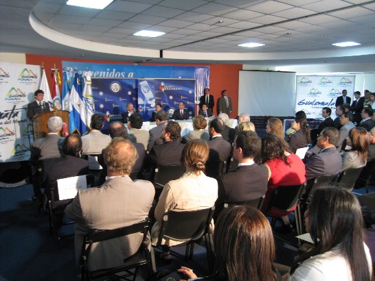 民國99年8月26日駐瓜地馬拉大使館曹參事及同仁參加由柯隆總統及總統府規劃設計局（Segeplan）局長Karin Slowing主持之「第九屆獎學金博覽會」開幕式，瓜觀光局長Roberto Robles Gonzales等官員、外交團及媒體記者約300人應邀出席。