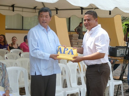 莫省長致贈孫大使Z省省旗