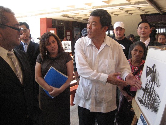 3.	開幕式活動甫結束，孫大使偕M副院長(左)及來賓繞場觀賞照片。