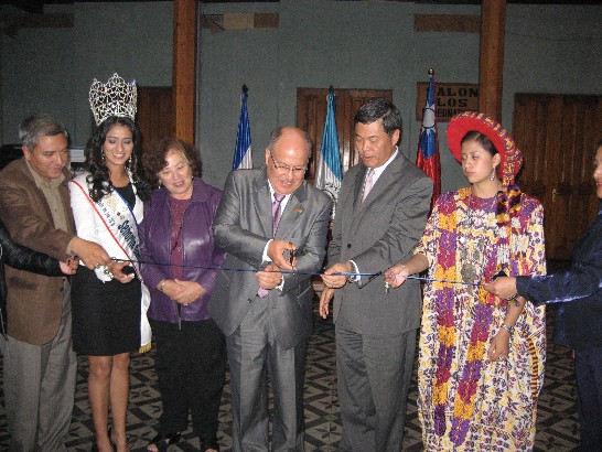 (Quetzaltenango省省政府大廳) 駐瓜國孫大使大成(右二)與Q省省長 Marco Aníbal Herrera(右三)、Q市代理市長Carlos Prado(左一)及西班牙駐Q市名譽領事Yolando Moreno(左三)共同主持活動減綵儀式