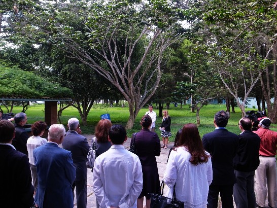 本（100）年7月6日上午駐瓜地馬拉大使館孫大使大成假館長宿舍前社區公園舉辦捐贈瓜國熱帶雨林協會（Fundación de Bosque Tropical)我駐中美洲投貿團汰舊車輛乙部藉以表示我支持該協會致力推展環保工作之意，隨後並於孫大使宿舍辦理一項有關未來如何推展台瓜環保計畫之座談會，應邀與會人員計有瓜國農牧部次長、天然資源部、國家災害防治協調中心等官員、重要環保國內、外團體(Rainforest Alliance、Defensores de la Naturaleza)以及駐館（團）相關同仁等約30人。