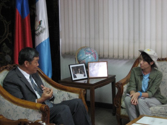 中華民國「公共電視台」為歡慶我國建國一百年，規劃自本(100)年國慶日起開播「馬雅古文明探索之旅：咖啡‧雨林‧瓜地馬拉」特別系列節目」，計分10(至12)集播出，每集30分鐘。「公共電視台- - 下課花路米」節目鄧製作人潔偕同該節目王主持人湘涵等一行於本(100)年6月26日至7月17日前來瓜地馬拉 ─馬雅文化之發源地與搖籃，攝錄上述節目；除將瓜國原住民傳統及馬雅文化宣介予我國青少年與學齡兒童外，亦期增進我青少年與社會大眾對我友邦瓜地馬拉之認識、開拓國際觀並寬廣其文化視野。鄧製作人曾於本年3月間，以電郵將上述節目籌劃理念知會我駐瓜地馬拉大使館，並就該拍攝隊此次來瓜拍攝案之行程安排、申請各景點之拍攝許可及盼瓜國政府贊助導遊等後勤支援各節洽駐館臂助。