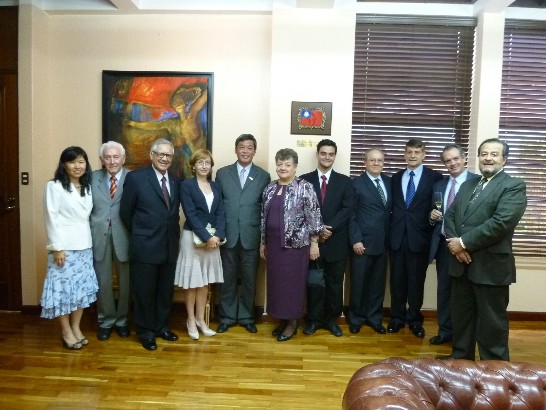 本（100）年7月21日下午本館孫大使大成偕陳秘書淑華應邀赴瓜國憲法法院參加該院前院長宮薩雷斯Epaminondas González紀念廳揭幕儀式，美國暨西班牙駐瓜大使、瓜國前副總統兼執政學院執行長卡皮佑（Roberto Carpio）、該院大法官及前院長宮薩雷斯（González）遺孀Wendy de González等約15人應邀觀禮，儀式簡單隆重，為時約1個半小時。