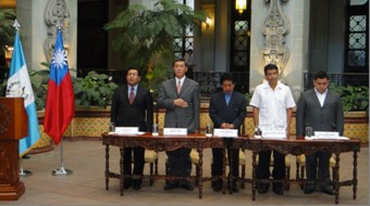 孫大使(左二)於與文化部長巴新(左三)及教育次長錫克(左 一)共同主持新書發表會