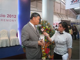 孫大使接受記者採訪。