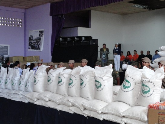 發放瓜國地震受害戶民生用品