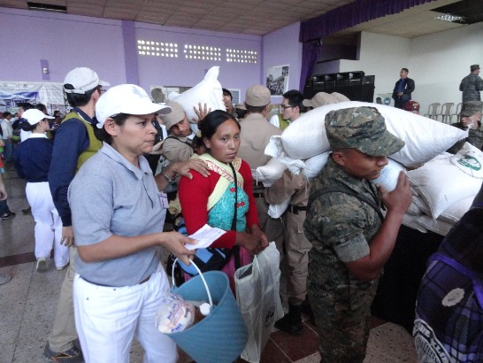 井然有序進行發放賑災物資